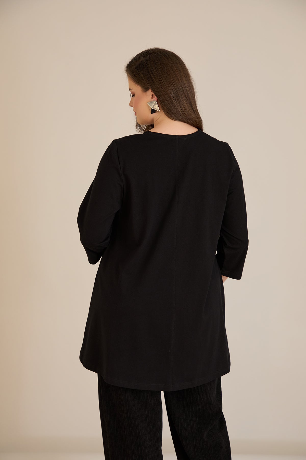 Tunică mărime mare din bumbac cu falduri și decolteu pătrat – negru