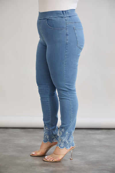 Blugi marime mare cu talie elastica si broderie