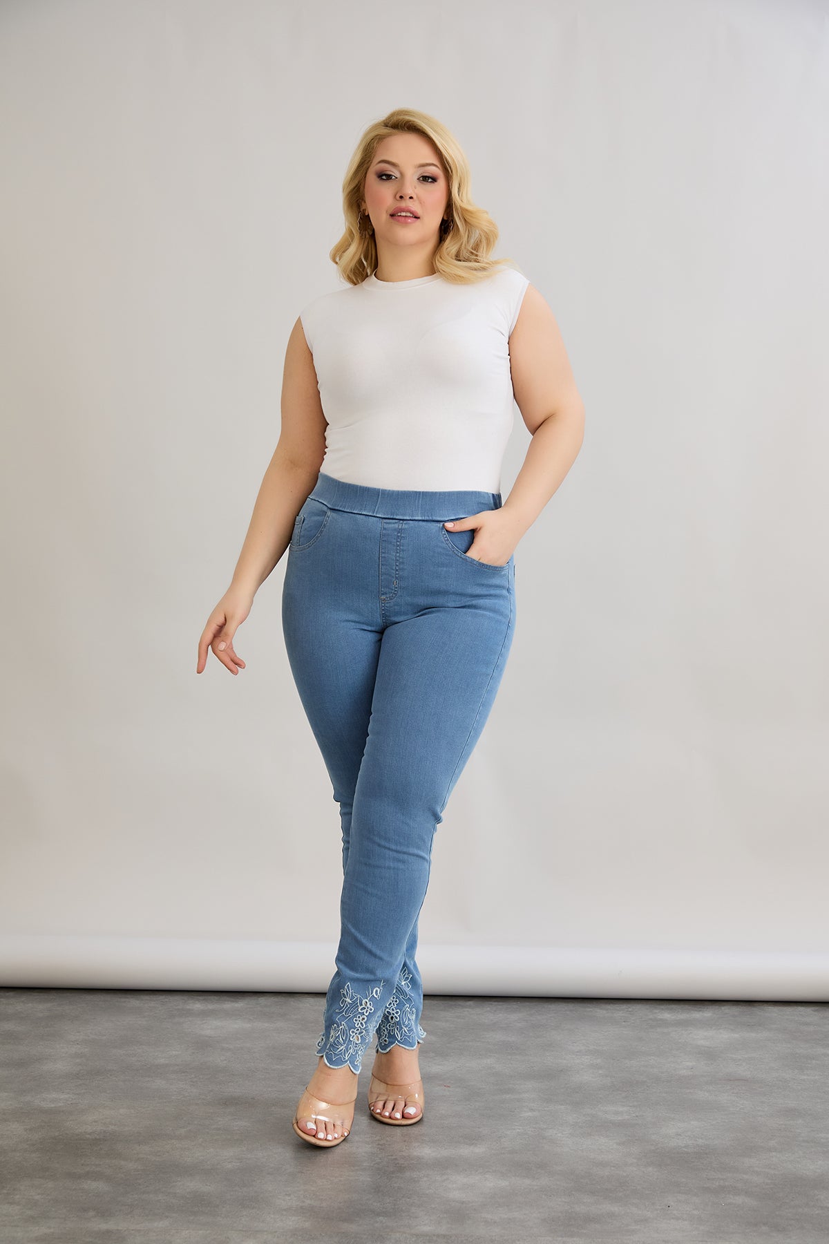 Blugi marime mare cu talie elastica si broderie