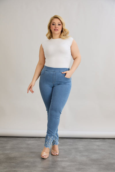 Blugi marime mare cu talie elastica si broderie