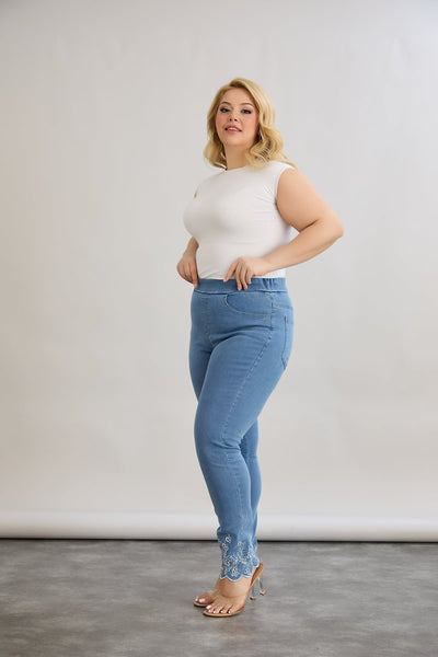 Blugi marime mare cu talie elastica si broderie