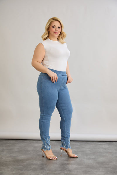 Blugi marime mare cu talie elastica si broderie