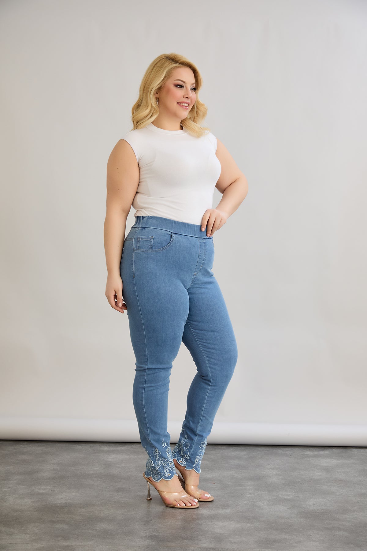 Blugi marime mare cu talie elastica si broderie