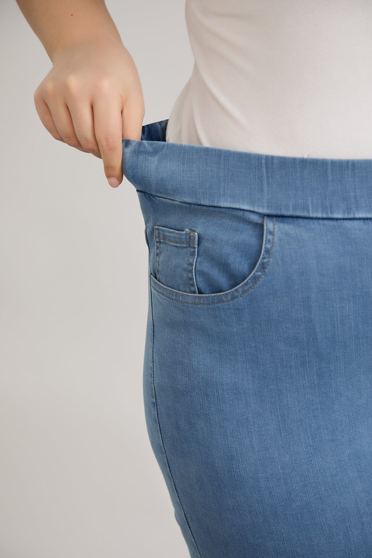 Blugi marime mare cu talie elastica si broderie