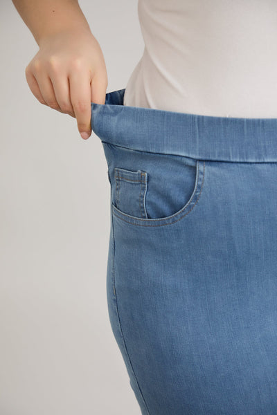 Blugi marime mare cu talie elastica si broderie