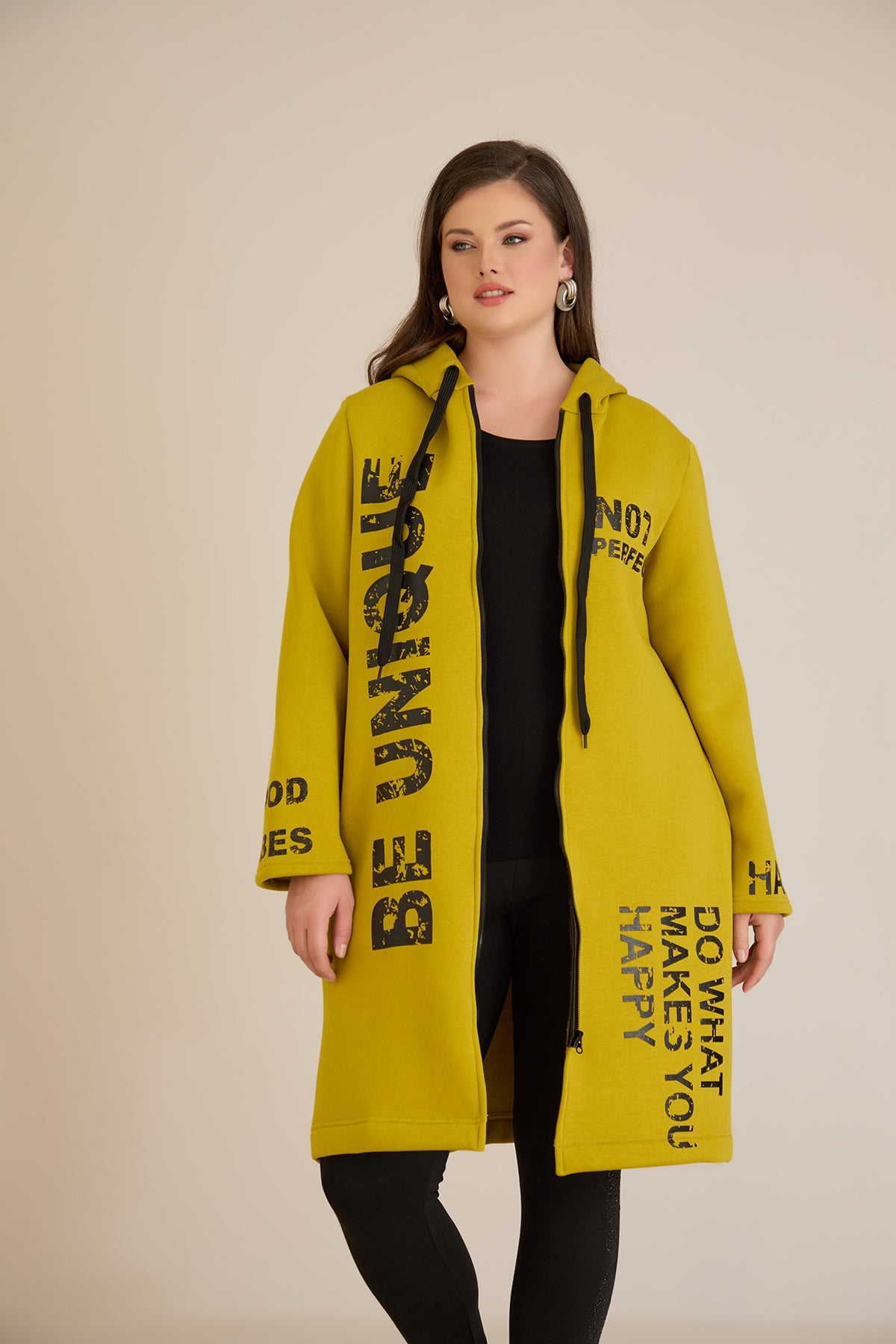 Hanorac marime mare lung din tesatura tripla cu gluga – mustar