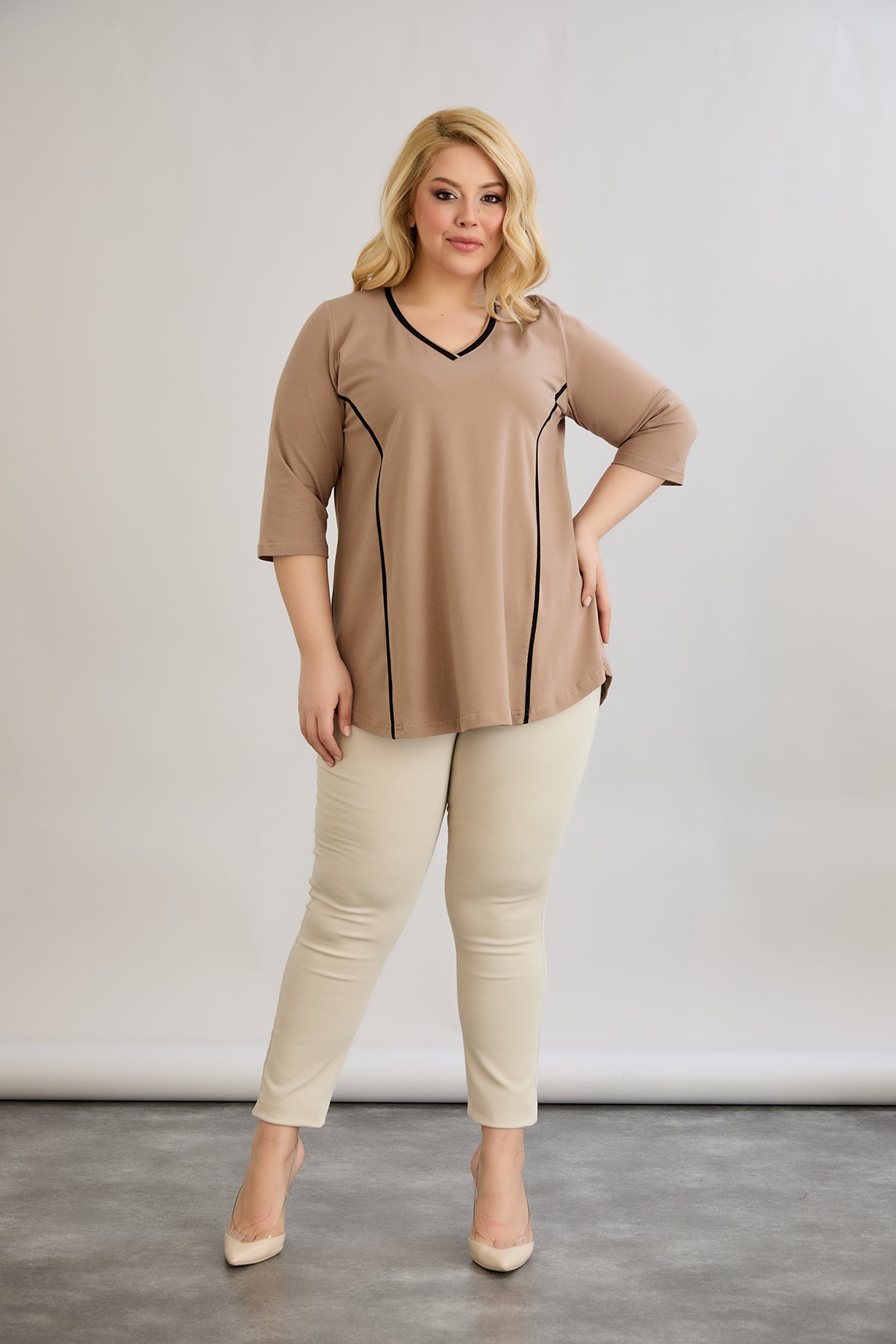 Bluza marime mare din bumbac in linie A cu fitiluri contrastante - bej