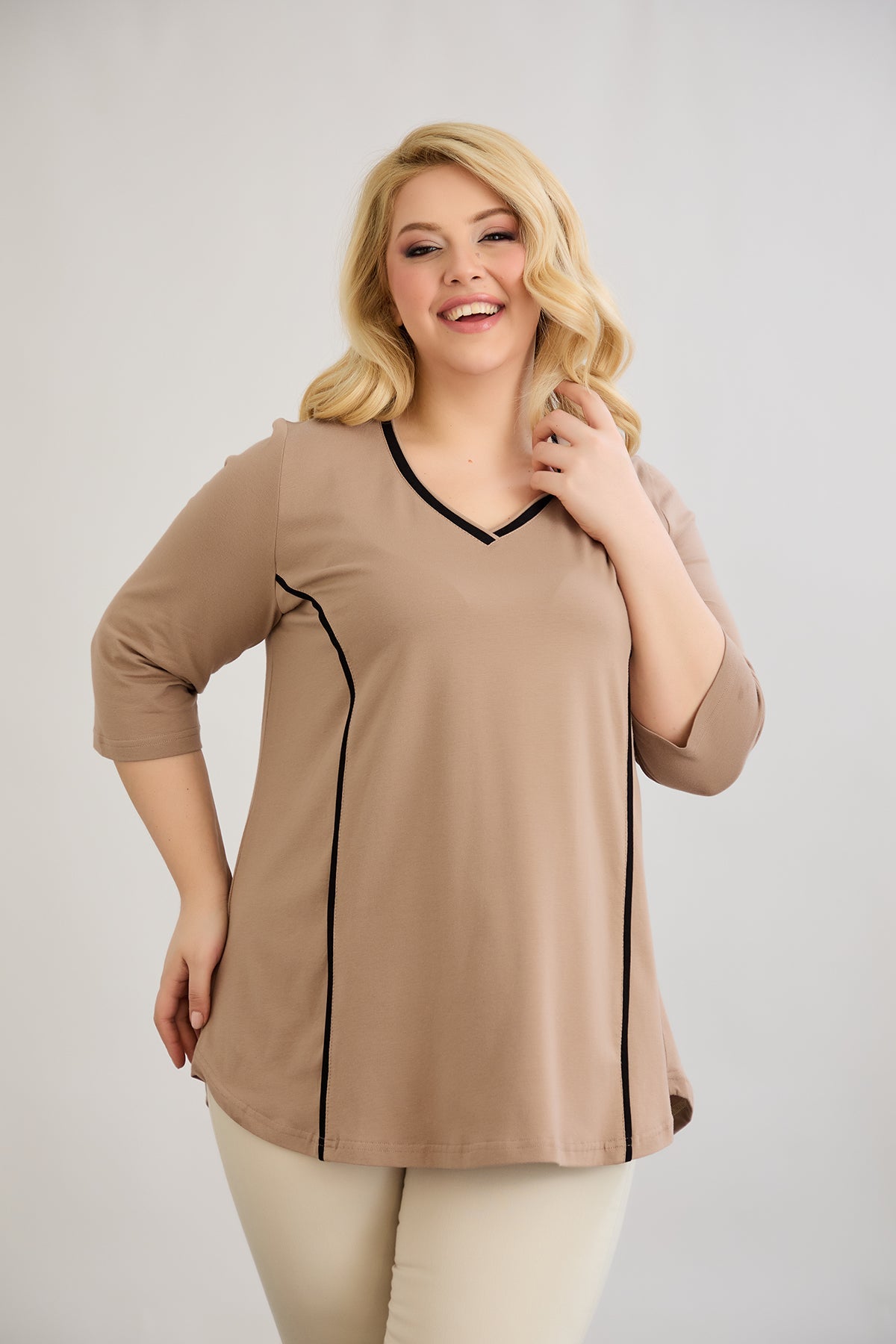 Bluza marime mare din bumbac in linie A cu fitiluri contrastante - bej