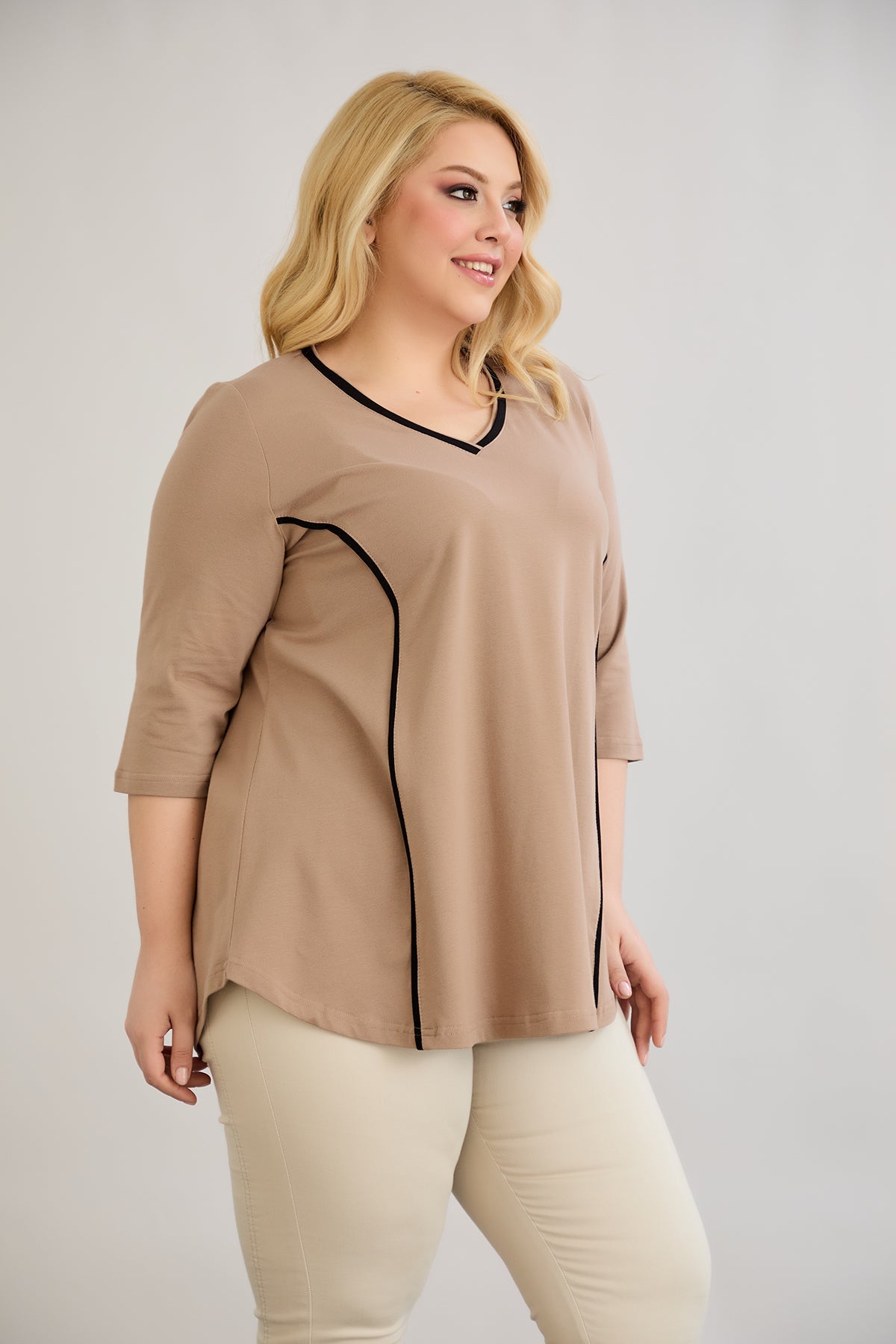 Bluza marime mare din bumbac in linie A cu fitiluri contrastante - bej