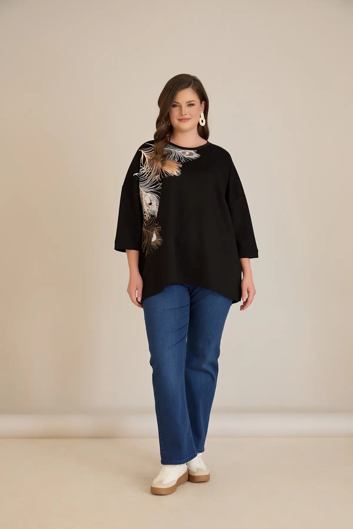 Bluză mărime mare cu aplicație delicată cu pene