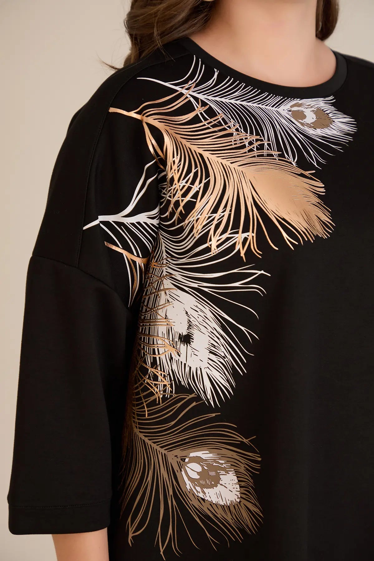 Bluză mărime mare cu aplicație delicată cu pene