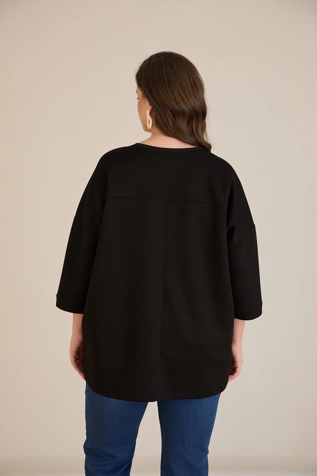 Bluză mărime mare cu aplicație delicată cu pene