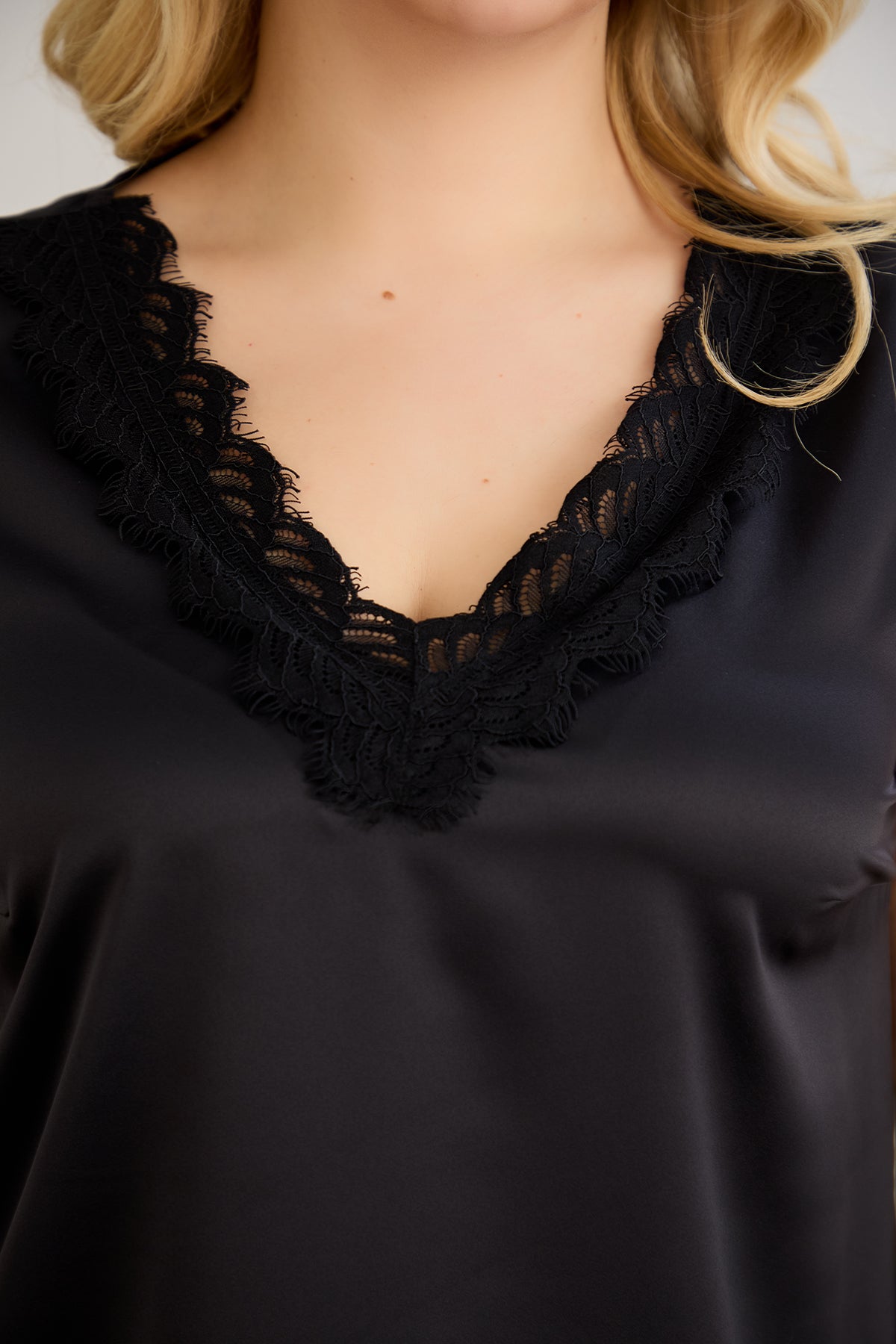 Maiou marime mare din satin cu dantela - negru