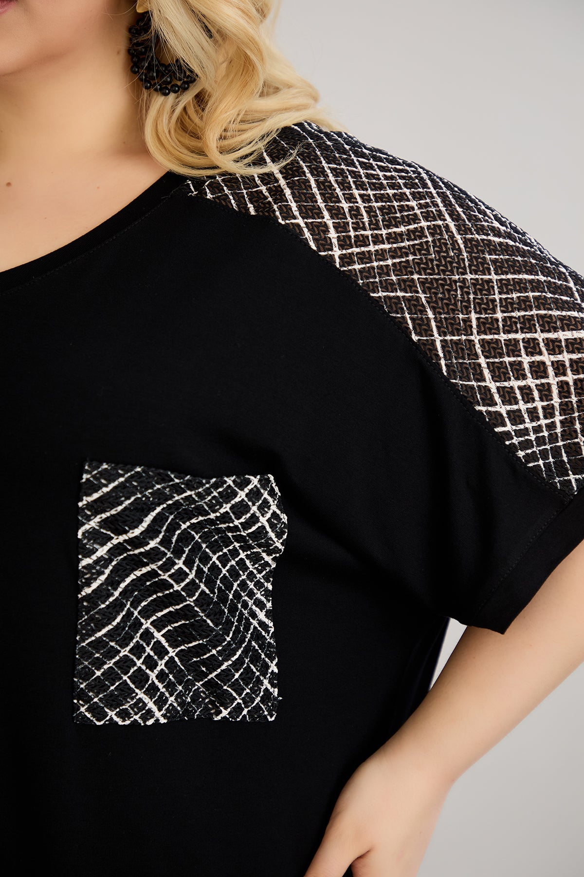 Bluza marime mare cu plasa decorativa - negru