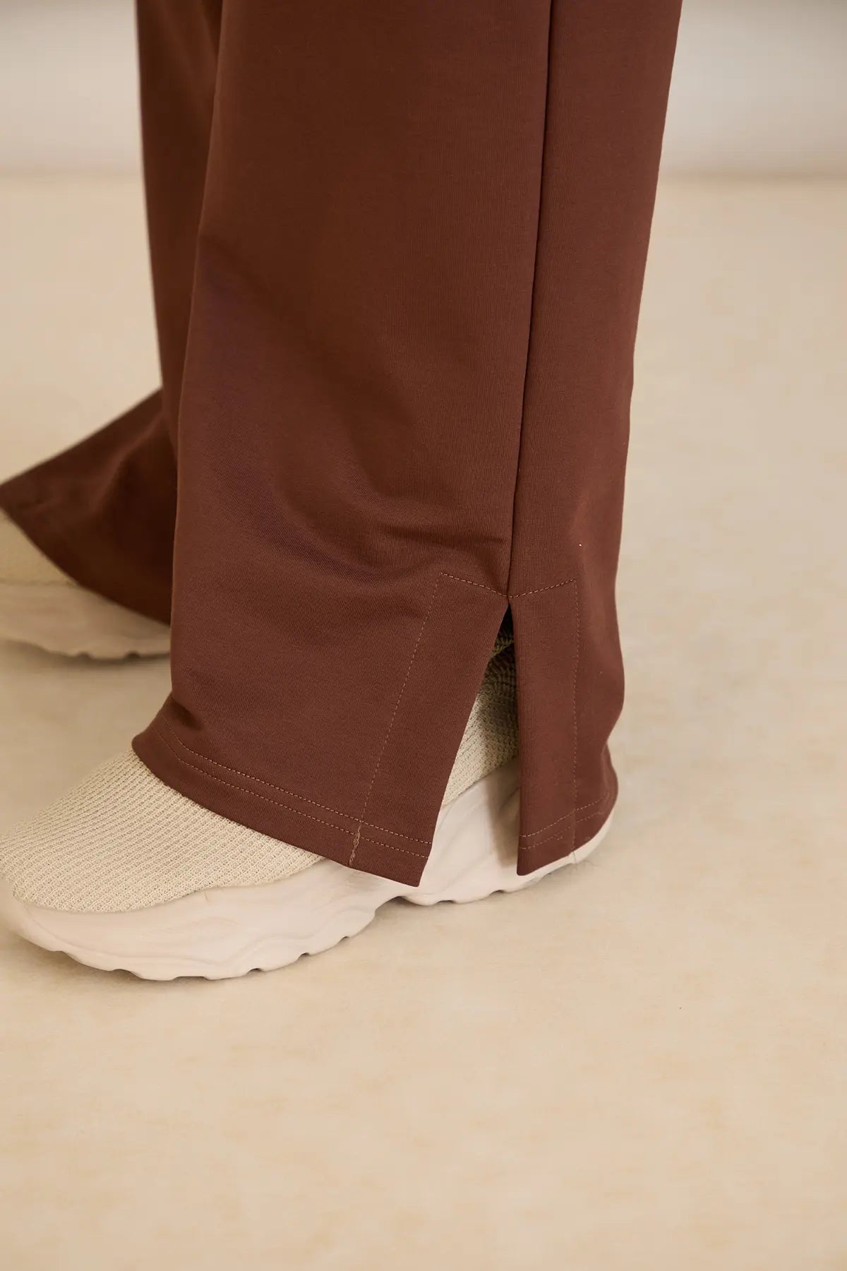 Pantalon larg marime mare cu despicaturi laterale - cafea