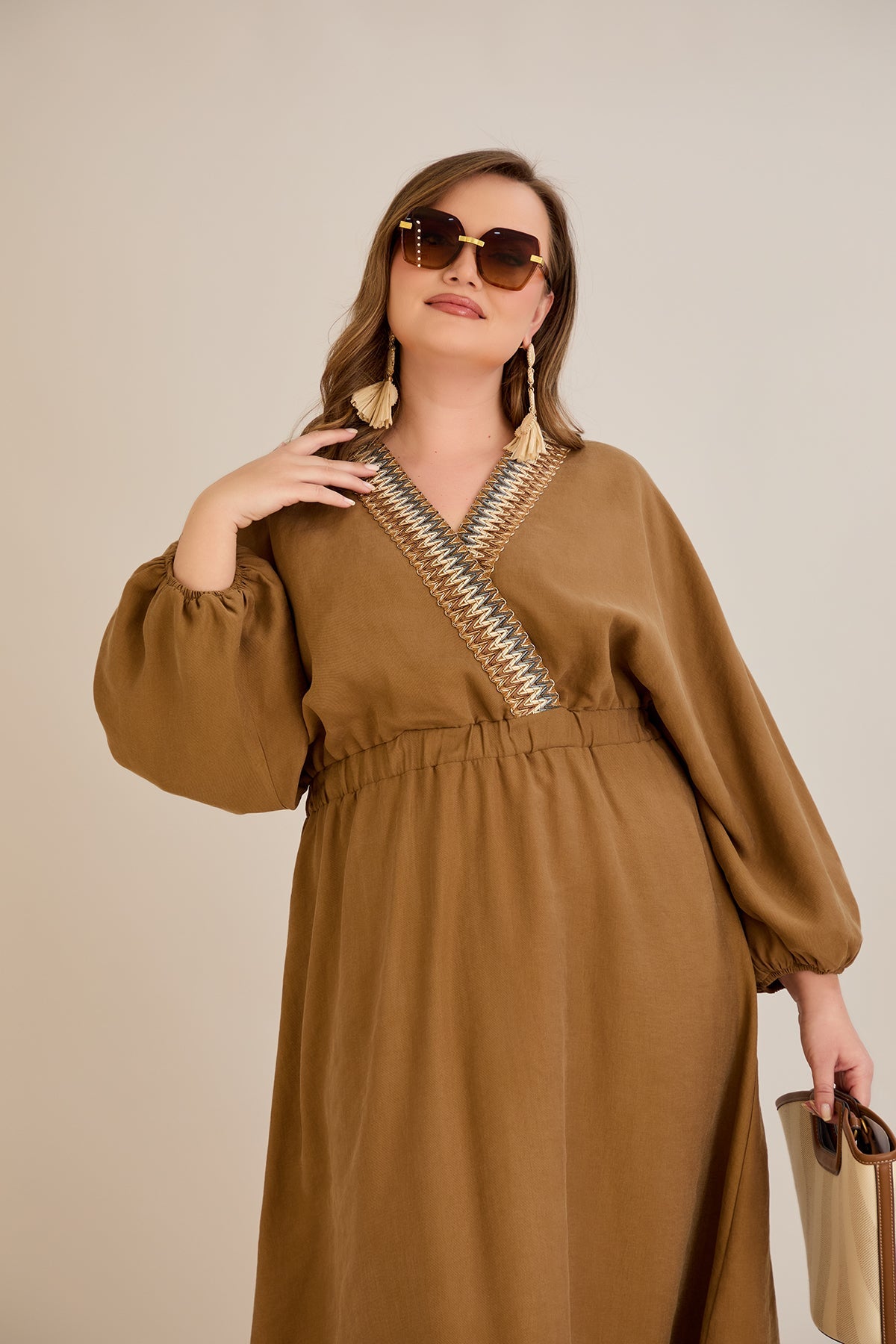 Rochie marime mare din tencel cu decor pe decolteu - cafea - 10964