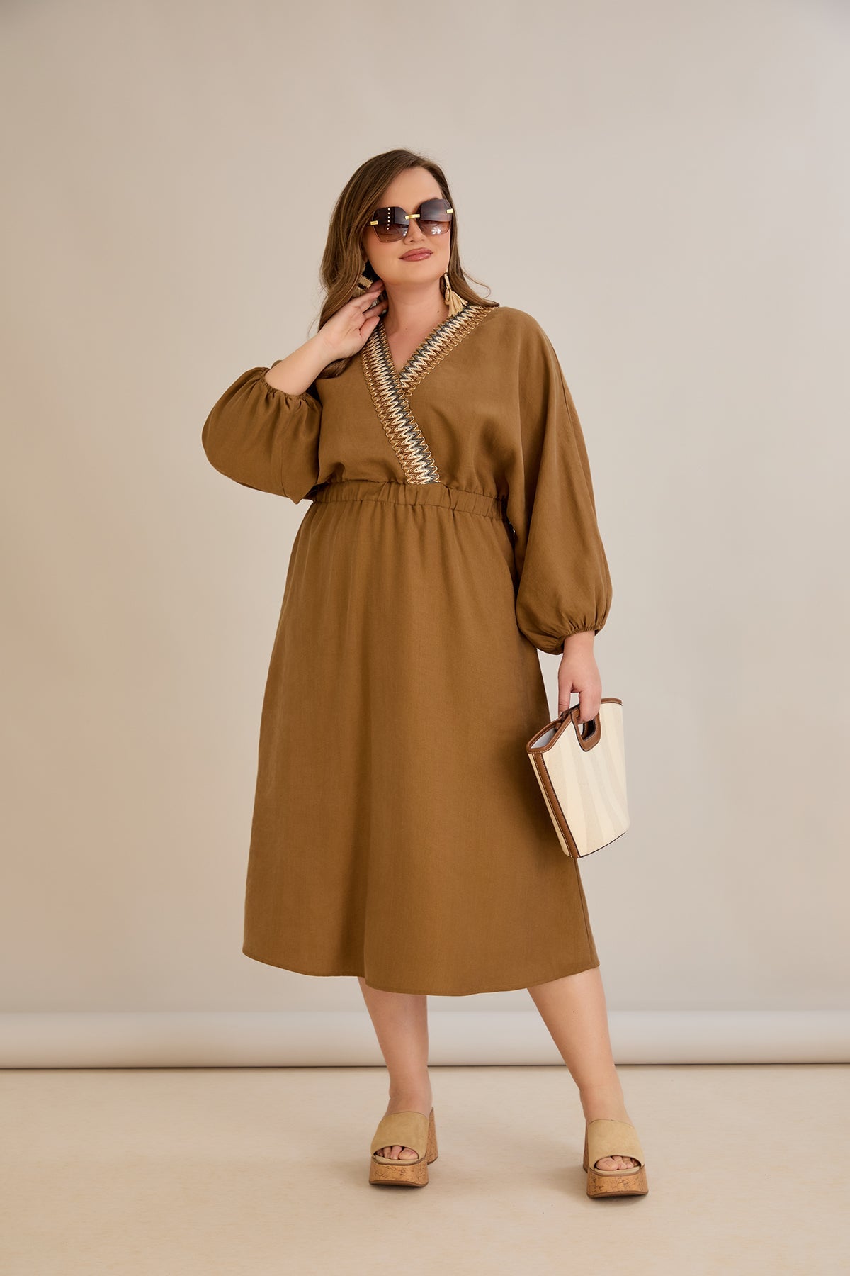 Rochie marime mare din tencel cu decor pe decolteu - cafea - 10964
