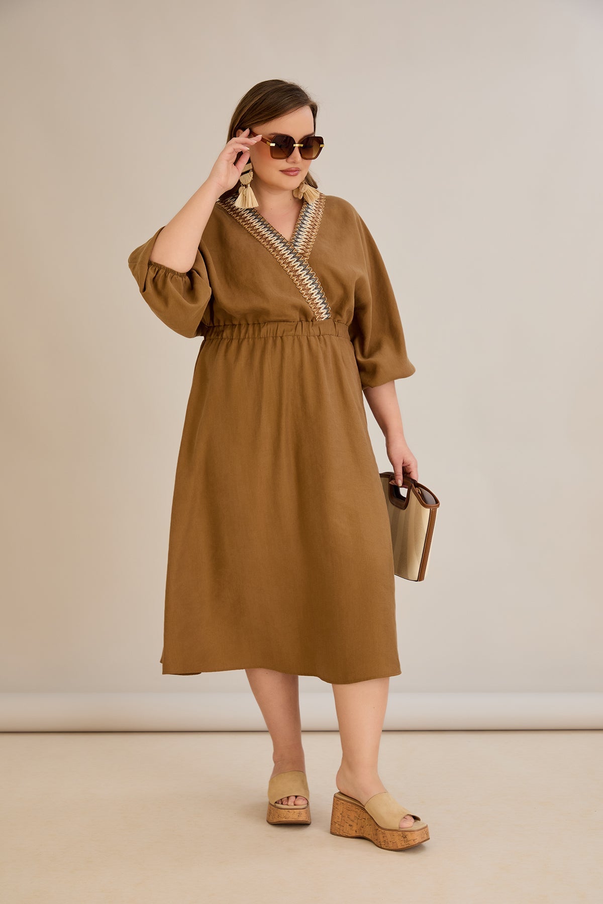 Rochie marime mare din tencel cu decor pe decolteu - cafea - 10964