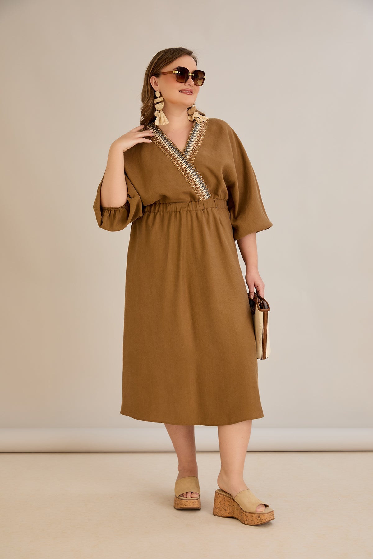 Rochie marime mare din tencel cu decor pe decolteu - cafea - 10964