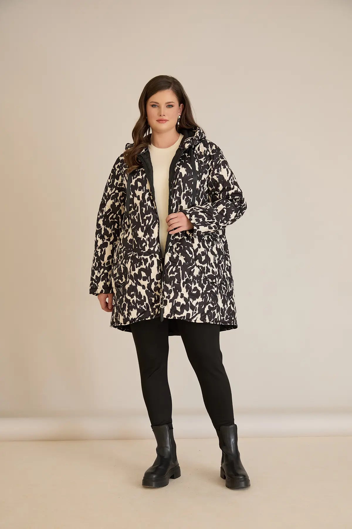 Geacă stilată mărime mare cu glugă și imprimeu abstract