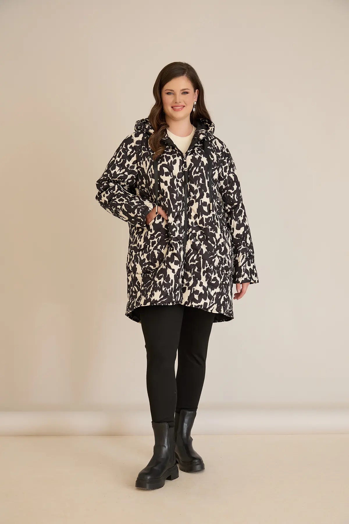 Geacă stilată mărime mare cu glugă și imprimeu abstract