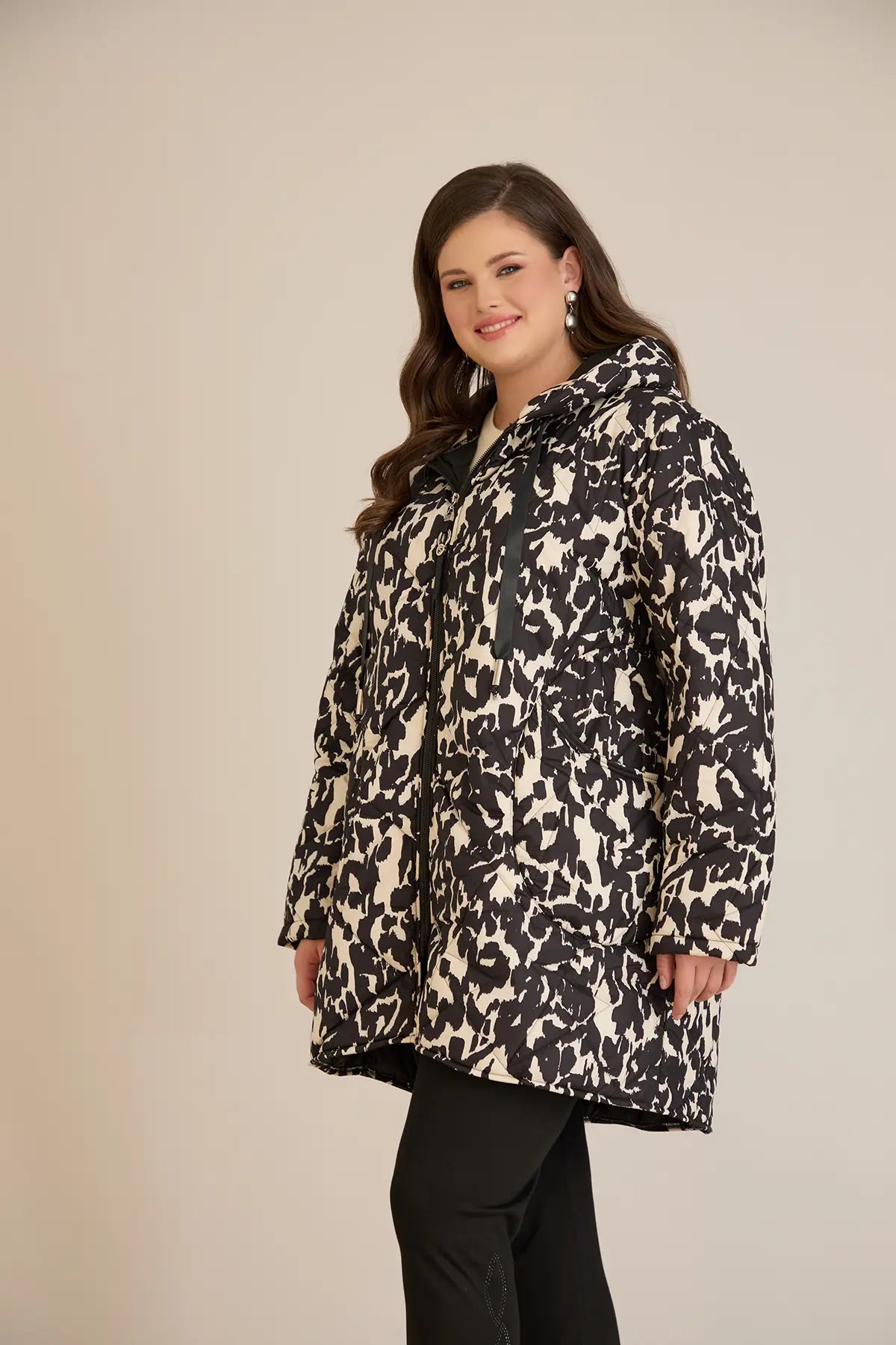 Geacă stilată mărime mare cu glugă și imprimeu abstract