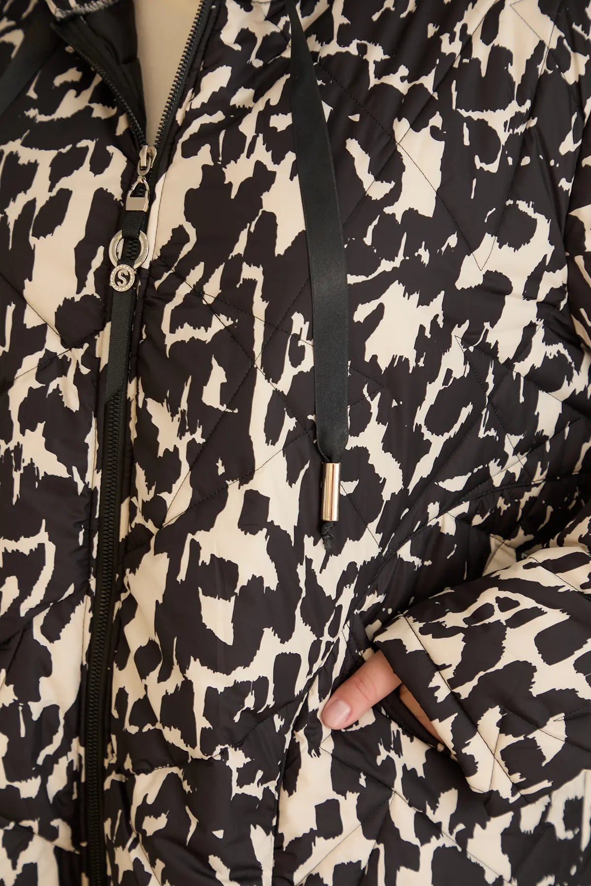 Geacă stilată mărime mare cu glugă și imprimeu abstract