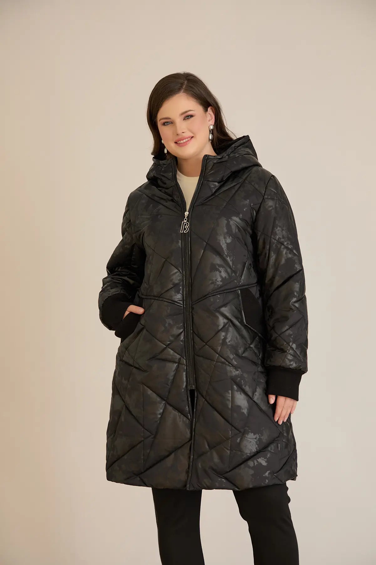 Geacă mărime mare matlasată cu croială în A – negru