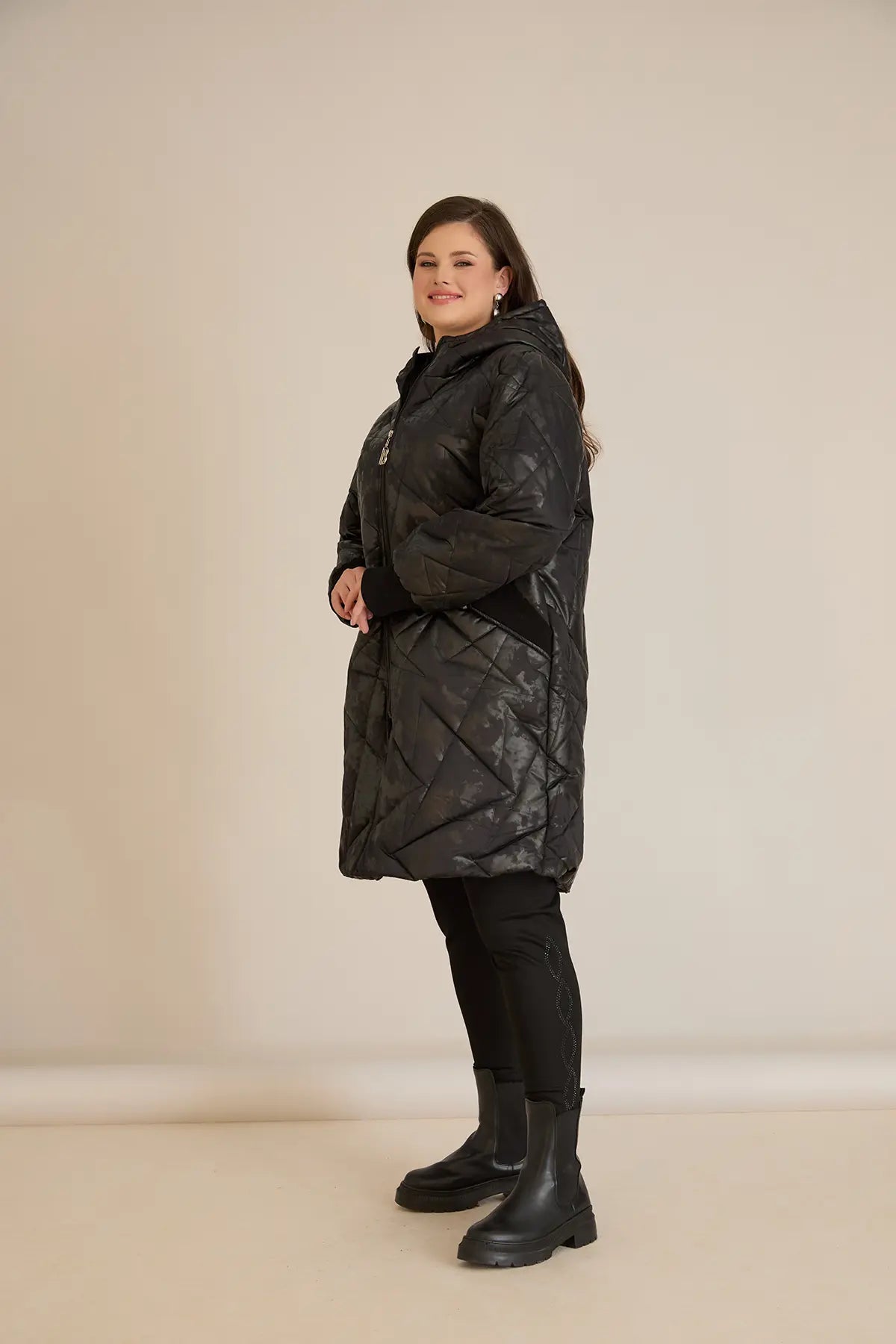 Geacă mărime mare matlasată cu croială în A – negru