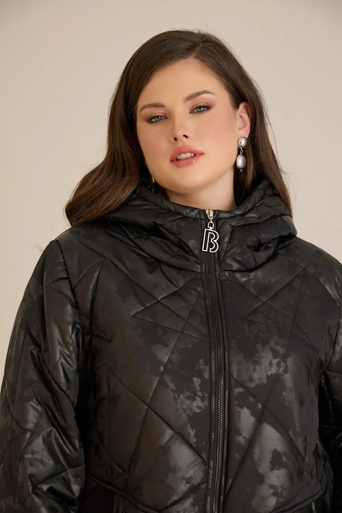 Geacă mărime mare matlasată cu croială în A – negru