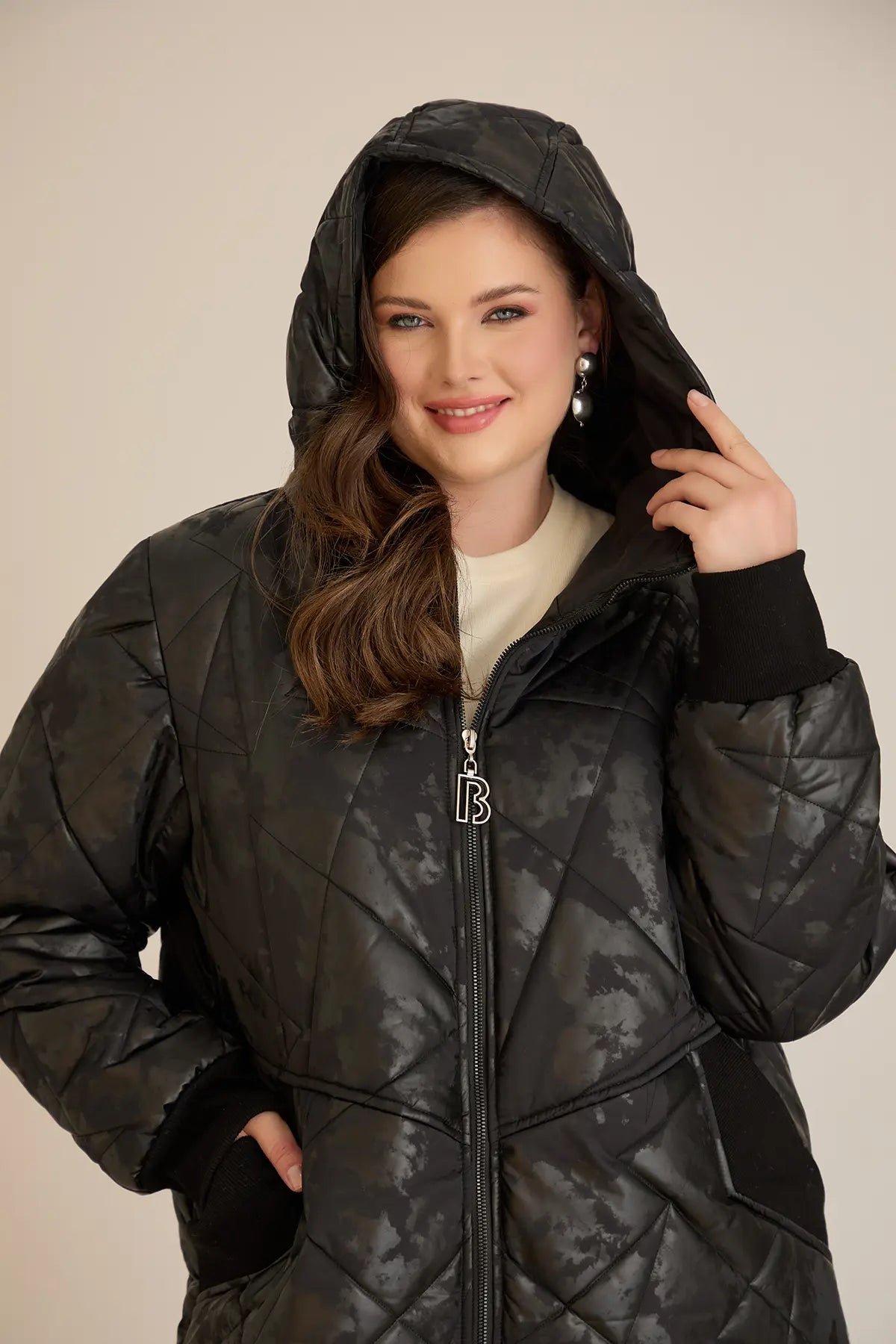 Geacă mărime mare matlasată cu croială în A – negru