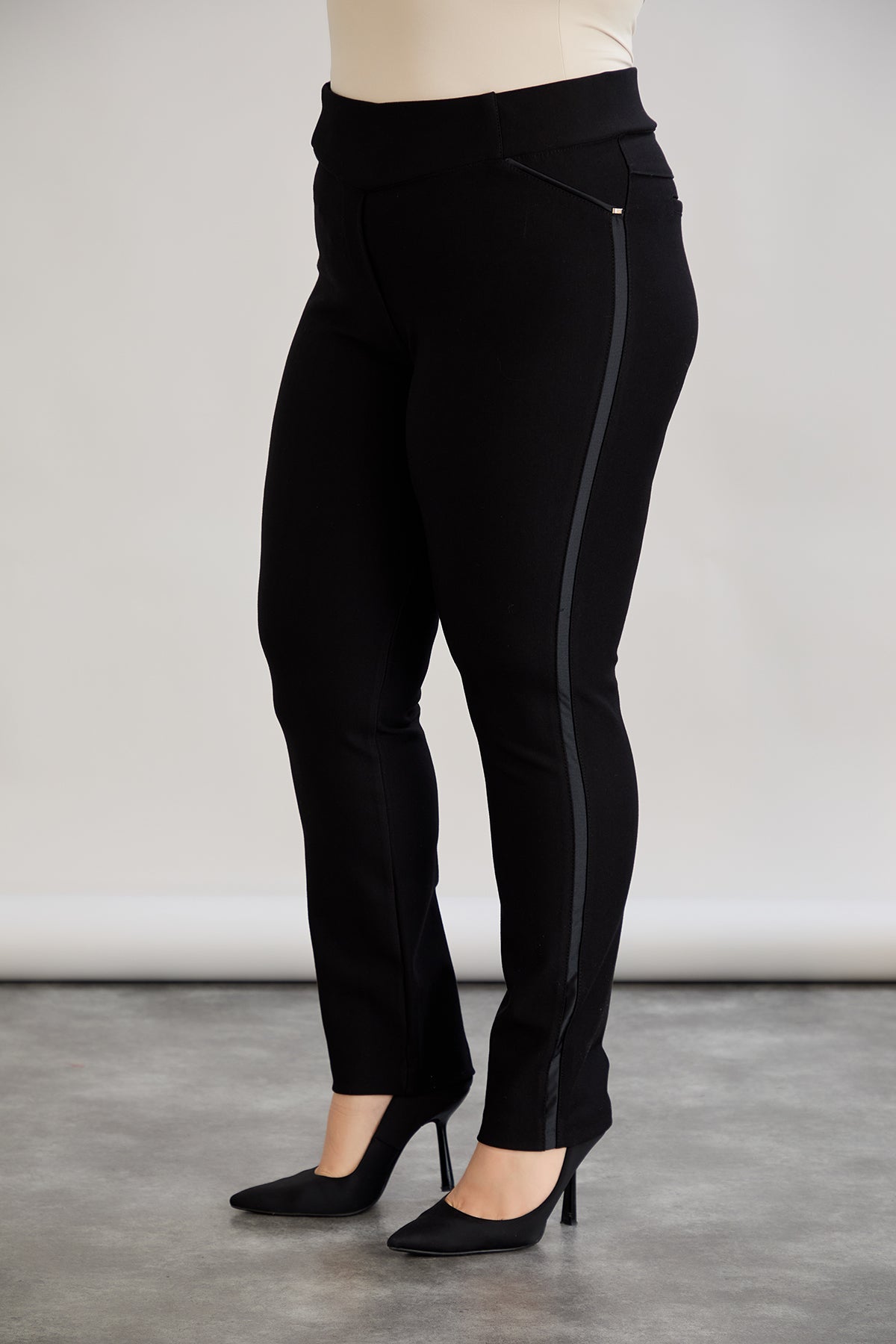 Pantalon marime mare retractabil Borisa cu margine din satin