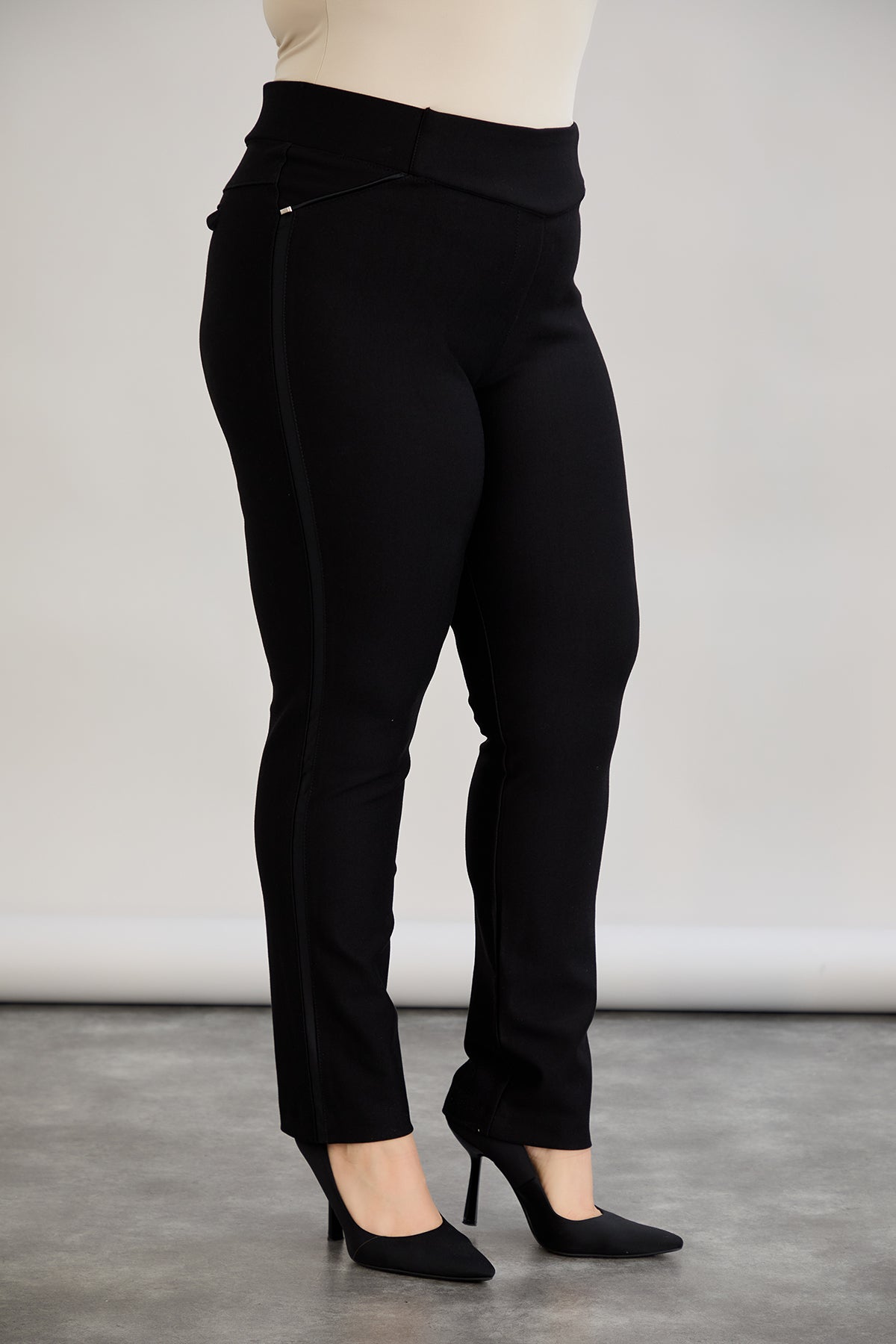 Pantalon marime mare retractabil Borisa cu margine din satin