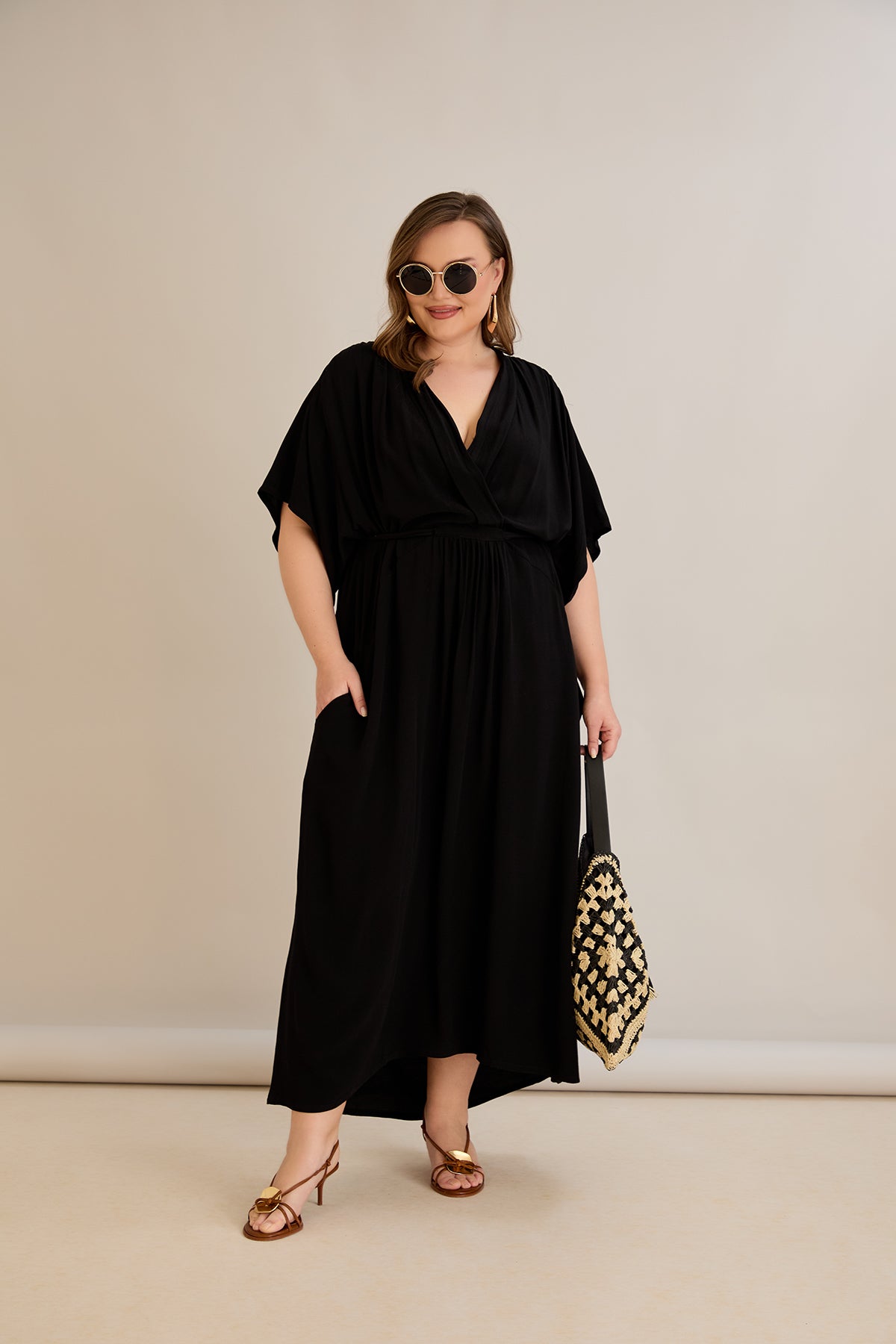 Rochie lunga marime mare din viscoza cu buzunare si decolteu in V - negru - 10307