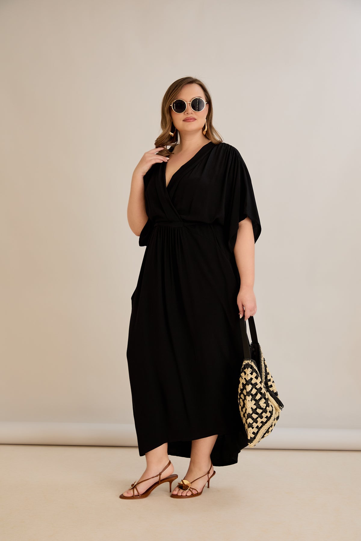 Rochie lunga marime mare din viscoza cu buzunare si decolteu in V - negru - 10307