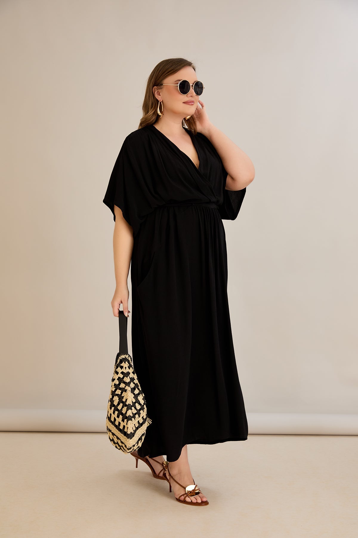 Rochie lunga marime mare din viscoza cu buzunare si decolteu in V - negru - 10307