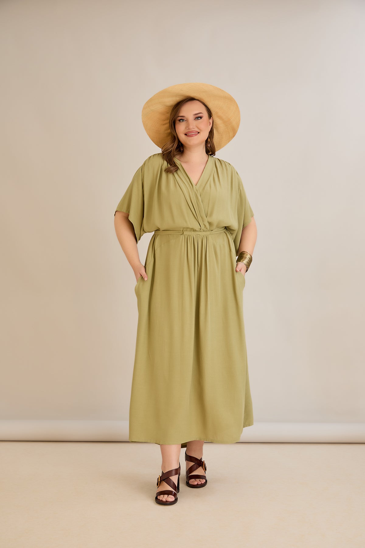 Rochie lunga marime mare din viscoza cu buzunare si decolteu in V - verde - 10307