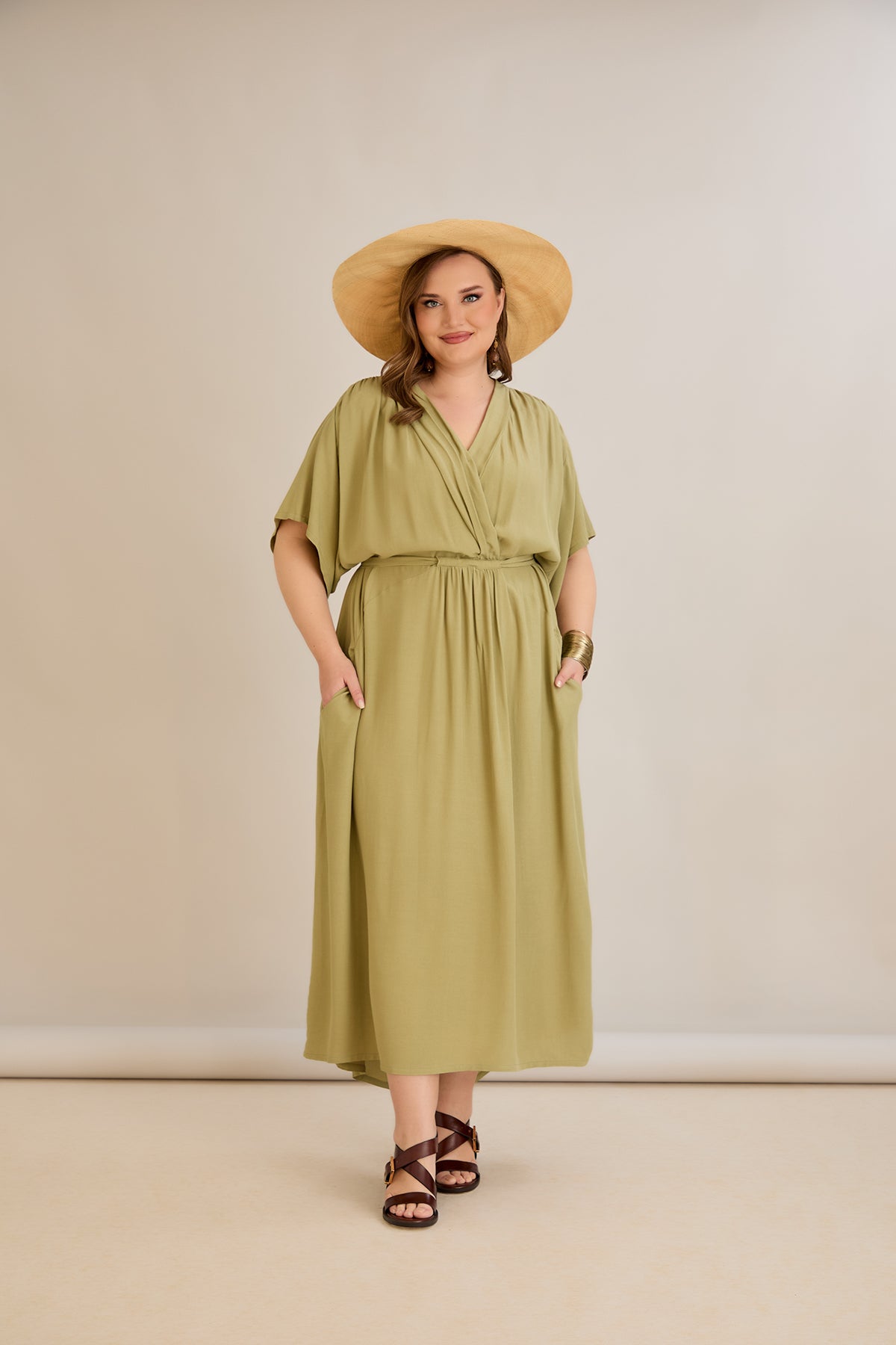 Rochie lunga marime mare din viscoza cu buzunare si decolteu in V - verde - 10307