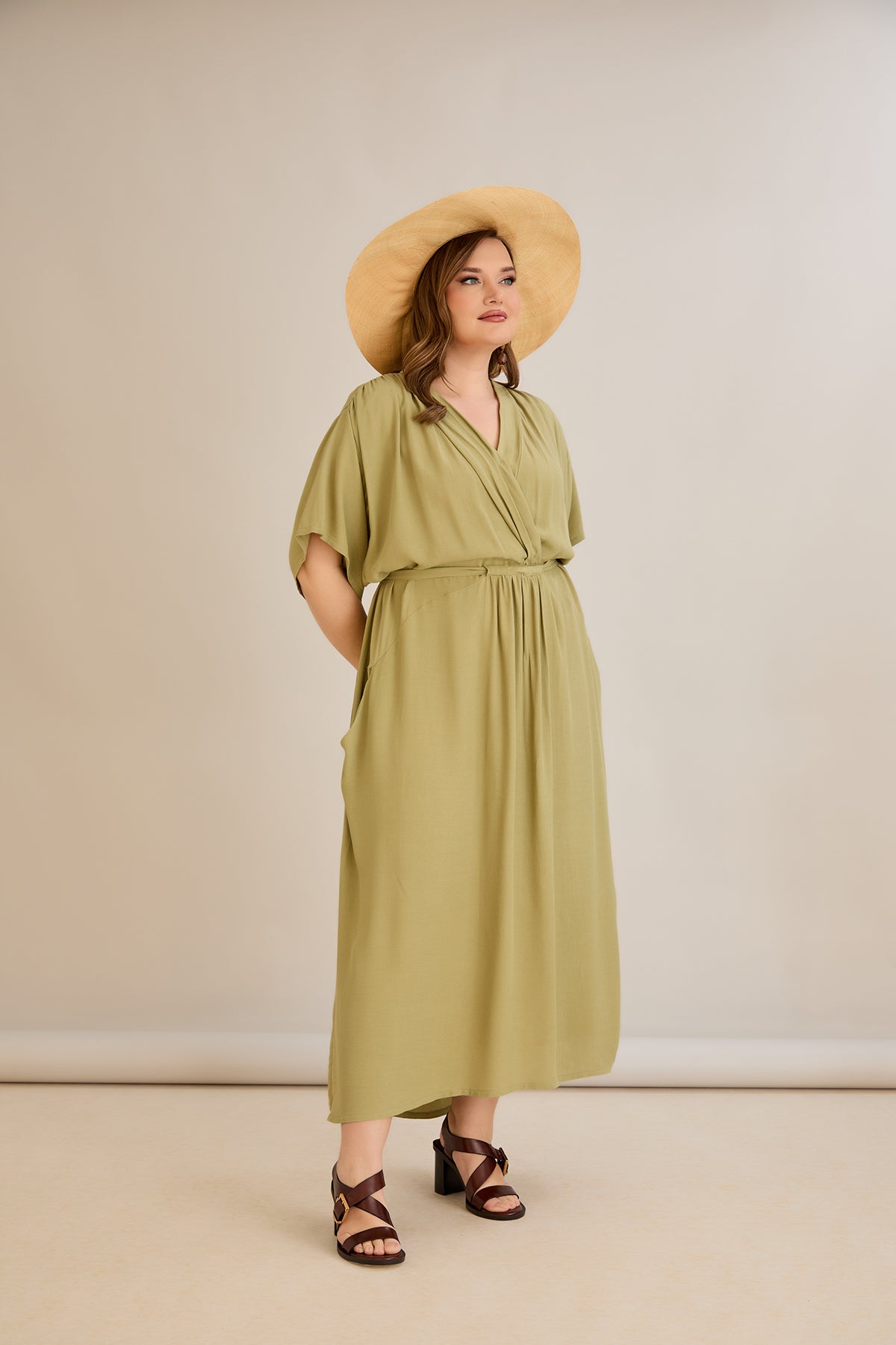 Rochie lunga marime mare din viscoza cu buzunare si decolteu in V - verde - 10307