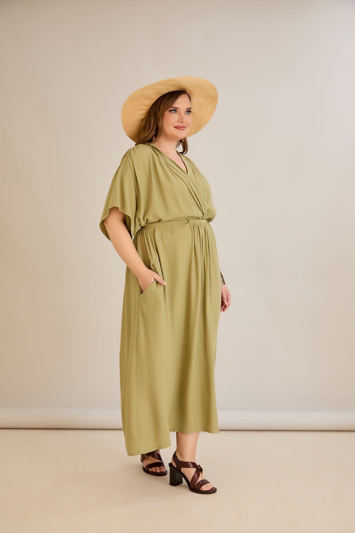 Rochie lunga marime mare din viscoza cu buzunare si decolteu in V - verde - 10307