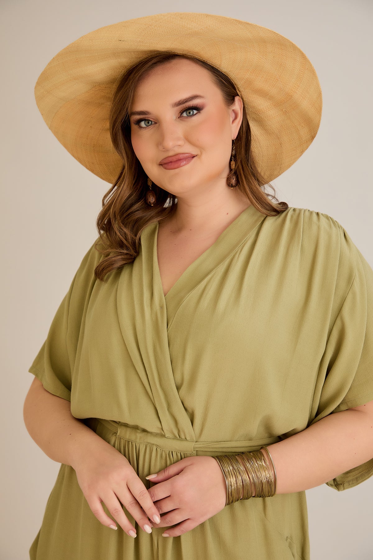 Rochie lunga marime mare din viscoza cu buzunare si decolteu in V - verde - 10307