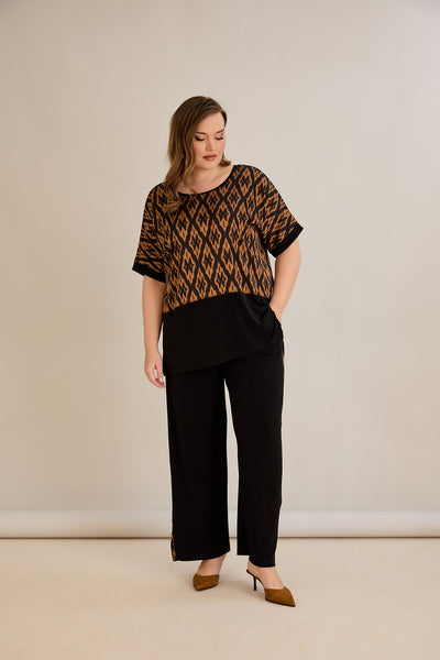 Compleu elegant  marime mare cu spate atractiv si imprimeu de designer