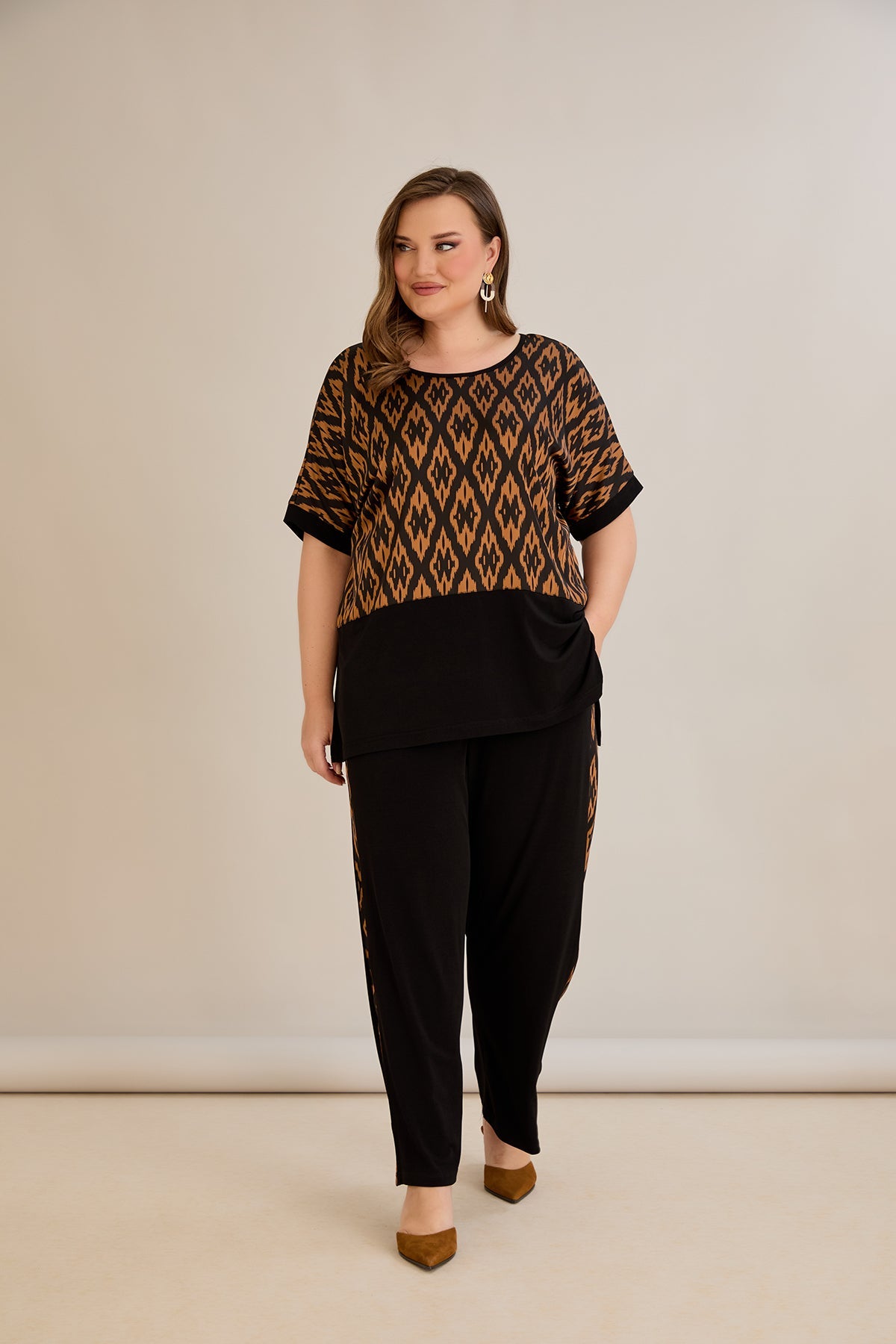 Compleu elegant  marime mare cu spate atractiv si imprimeu de designer