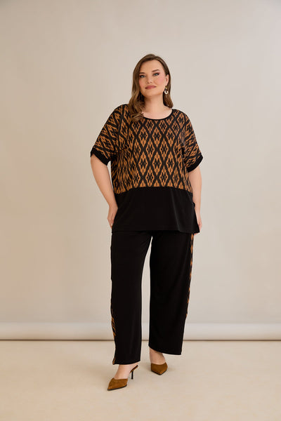 Compleu elegant  marime mare cu spate atractiv si imprimeu de designer