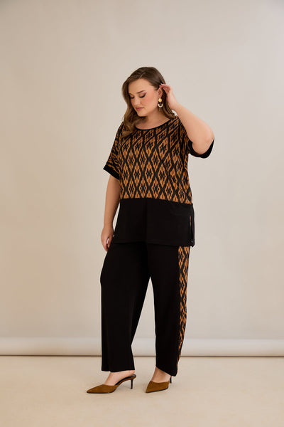 Compleu elegant  marime mare cu spate atractiv si imprimeu de designer
