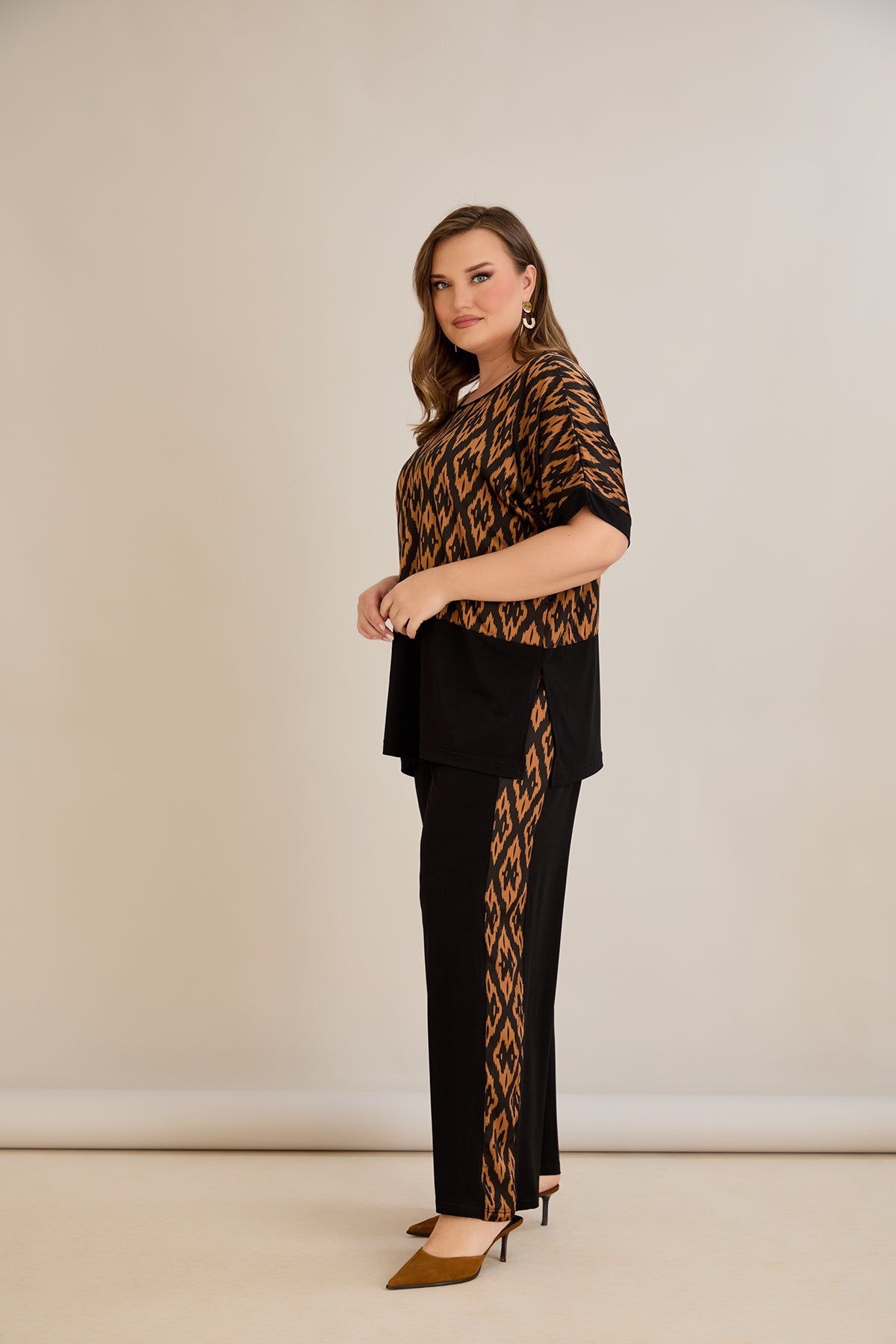 Compleu elegant  marime mare cu spate atractiv si imprimeu de designer