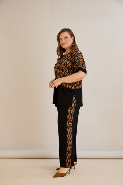 Compleu elegant  marime mare cu spate atractiv si imprimeu de designer