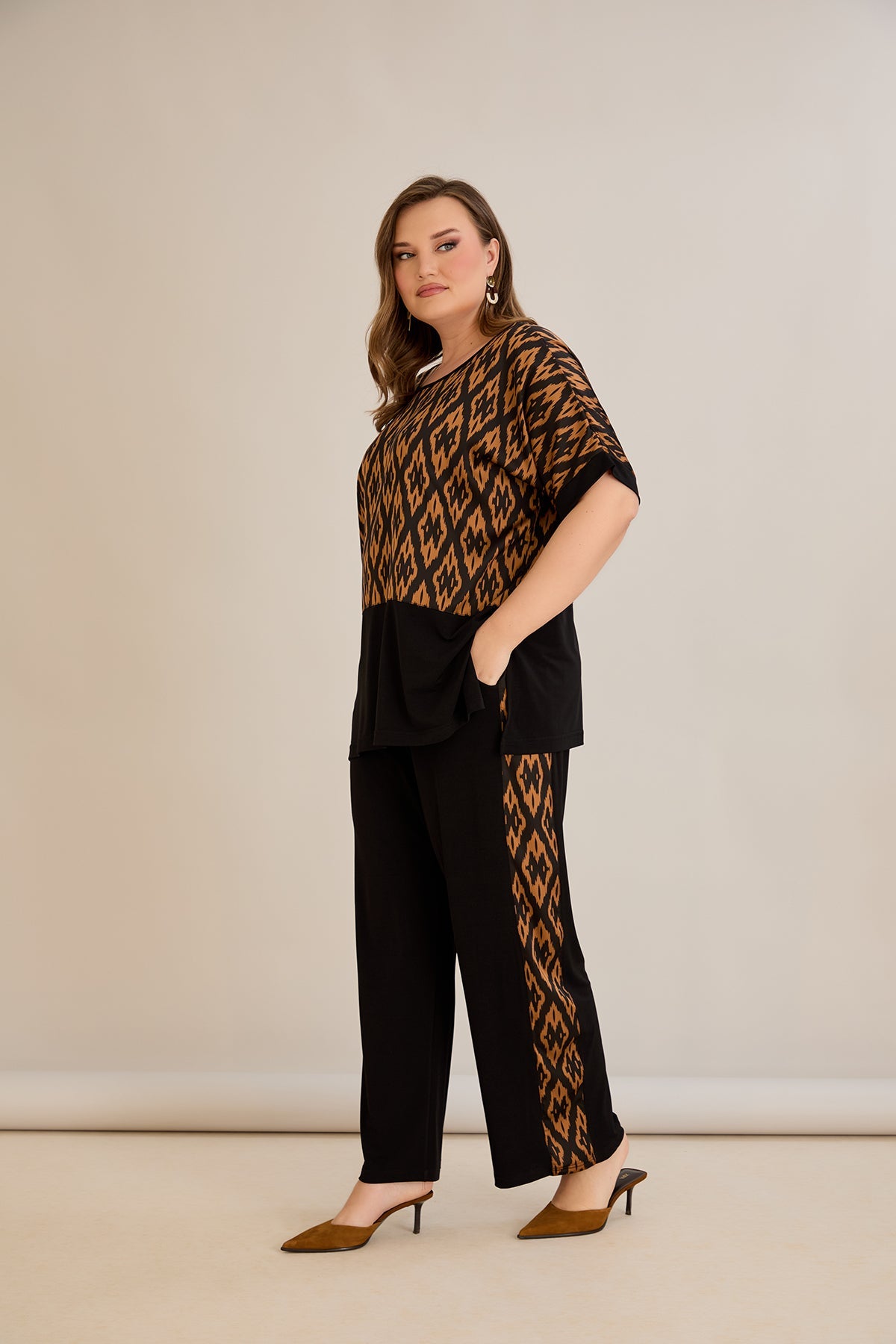 Compleu elegant  marime mare cu spate atractiv si imprimeu de designer