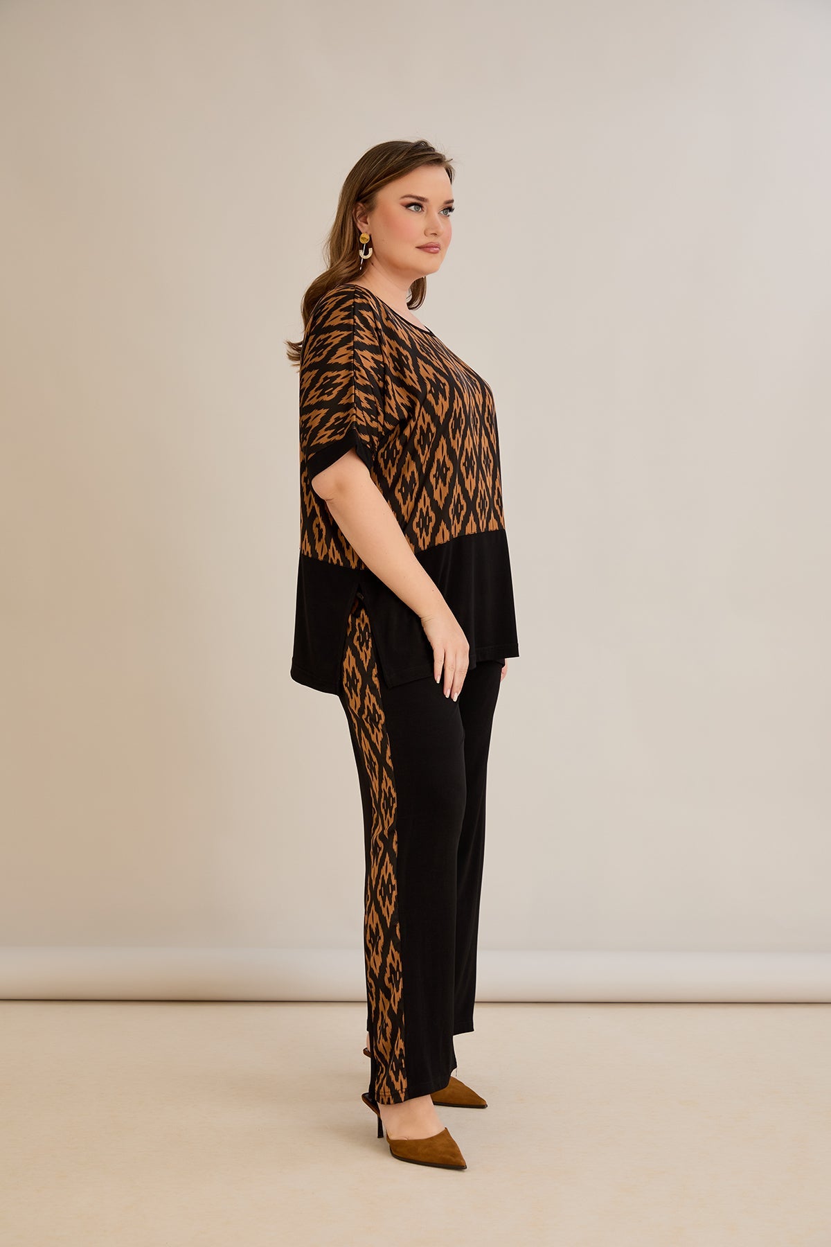 Compleu elegant  marime mare cu spate atractiv si imprimeu de designer