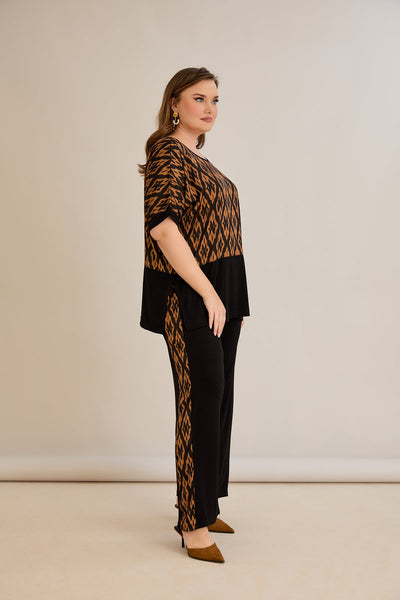 Compleu elegant  marime mare cu spate atractiv si imprimeu de designer